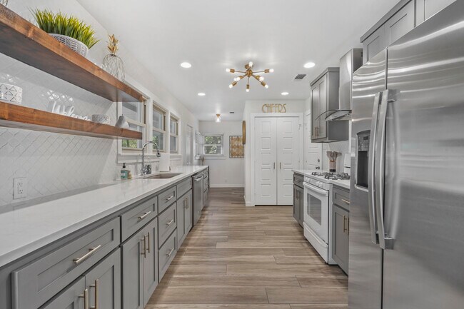 Fully stocked kitchen - 6513 Malvey Ave