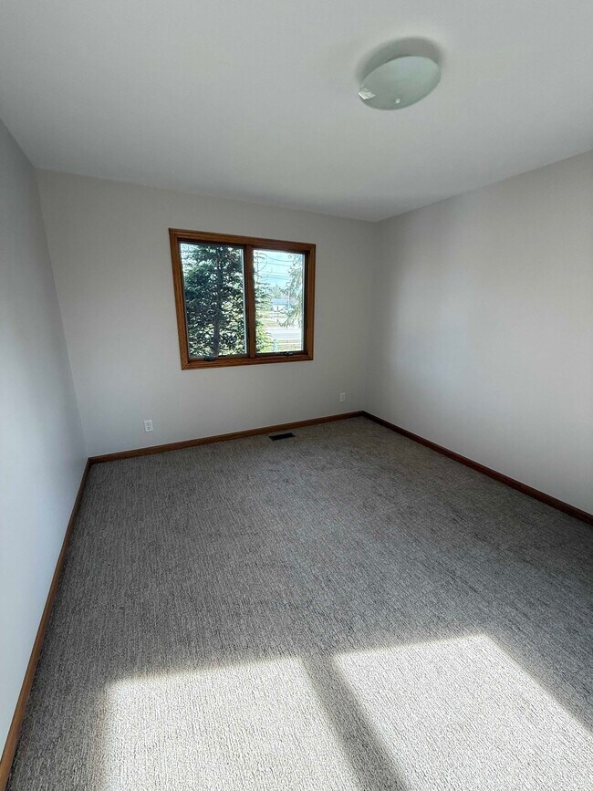 Building Photo - 8197 Cottonwood Dr