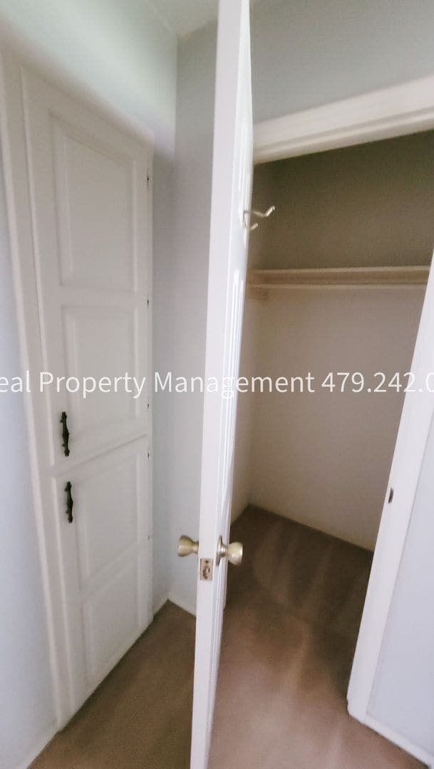 Building Photo - 106 Oak St