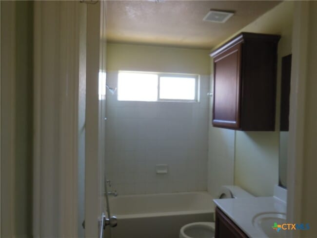 Building Photo - 753 Great Oaks Dr