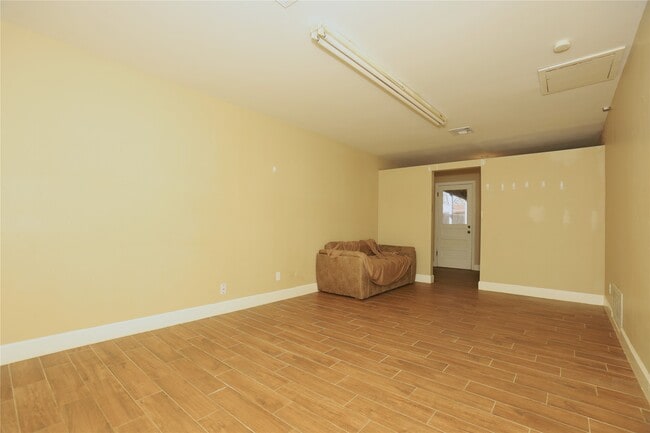 Building Photo - 103 E Meadow Ln