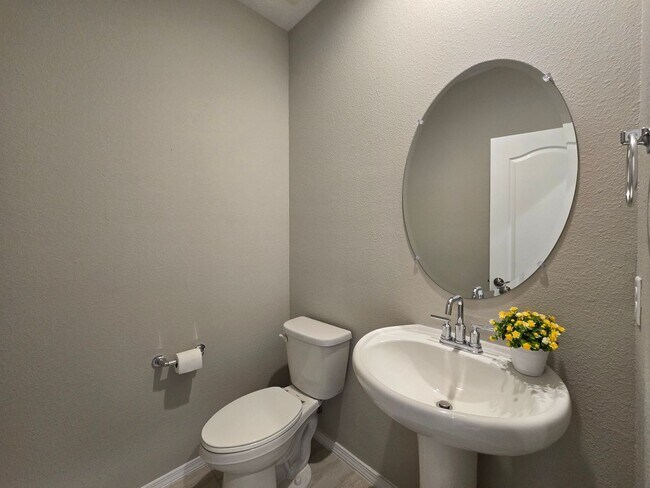 Building Photo - Modern Santa Fe Townhome