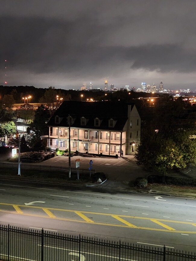 Building Photo - Cozy City View Near Lenox