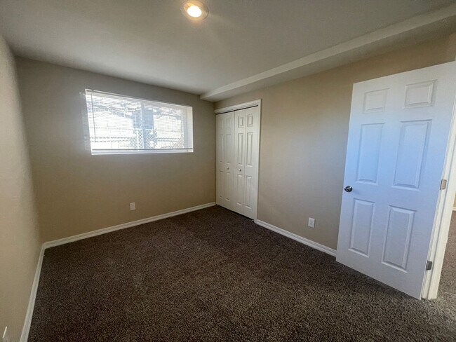 Building Photo - 2 Bed 1 Bath in East Denver Available NOW!