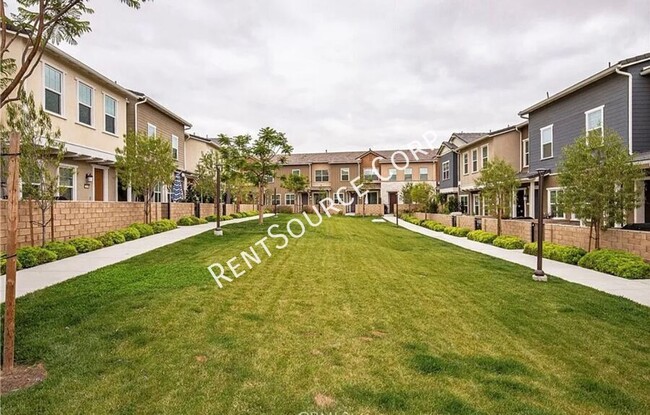 Building Photo - 2 Bedroom Townhome w/ SOLAR located in San...