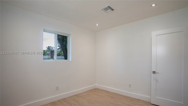 Building Photo - 15340 SW 85th Ave