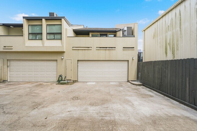 Building Photo - 1116 Bering Dr
