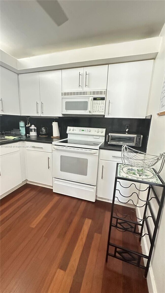 Building Photo - 1450 Brickell Bay Dr