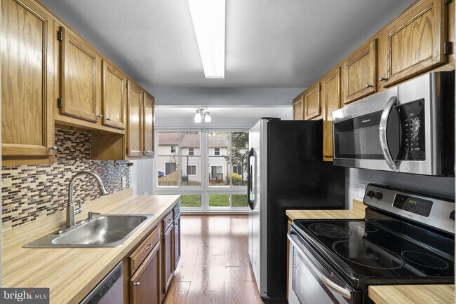 Building Photo - 18050 Chalet Dr