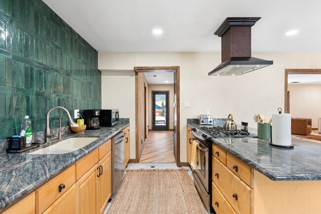 Building Photo - 9 E Del Rio Dr