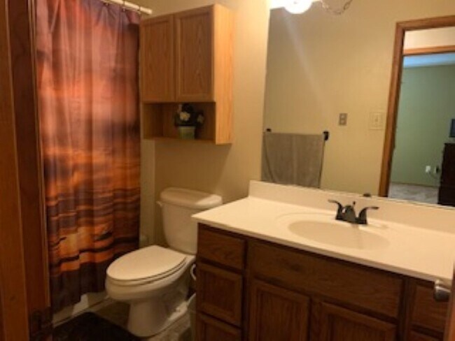 Building Photo - 3 Bedroom, 2 Bath, 2 car garage