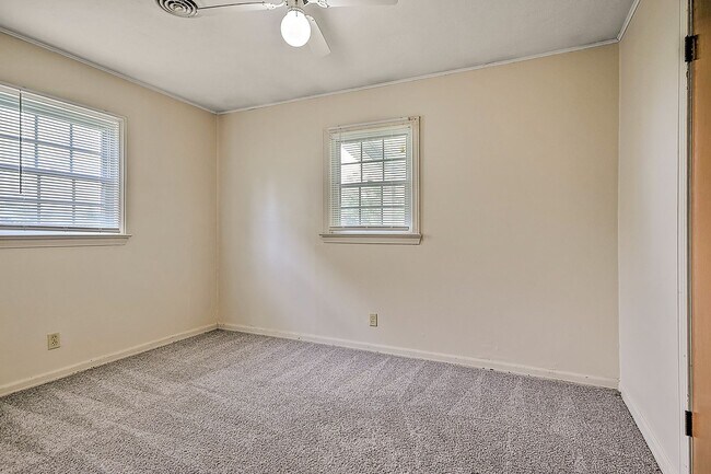 Building Photo - 2207 Buckingham Rd