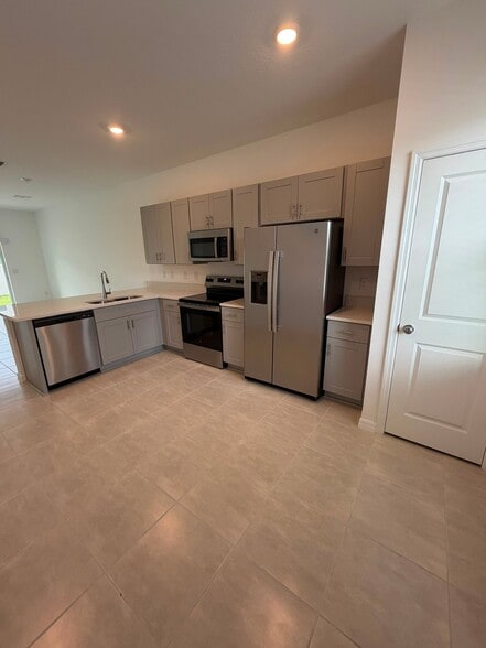 Building Photo - 2864 Skyline Lp