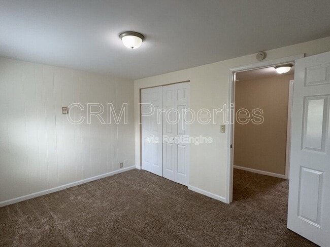 Building Photo - 823 N Western Ave