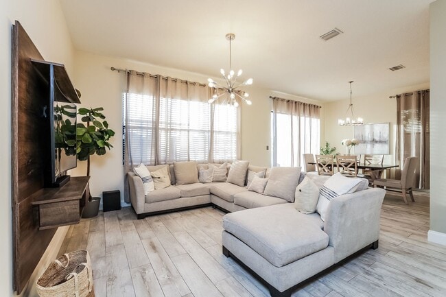 Building Photo - Annual rental - 3 bedroom / 2.5 bath - Fully furnished