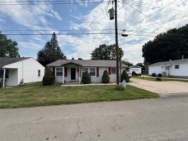 Primary Photo - 213 Hickory St