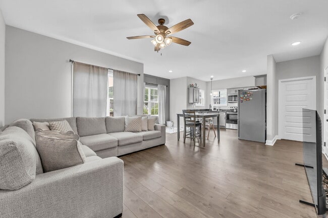Building Photo - Beautiful modern home less than 2 years old