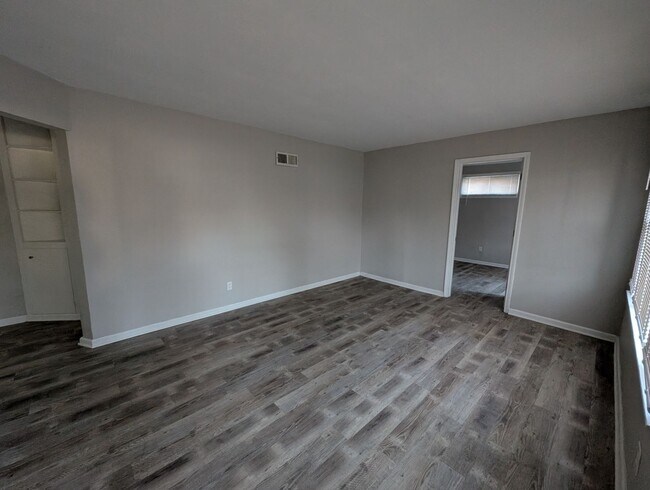 Building Photo - Lovely on Lorna