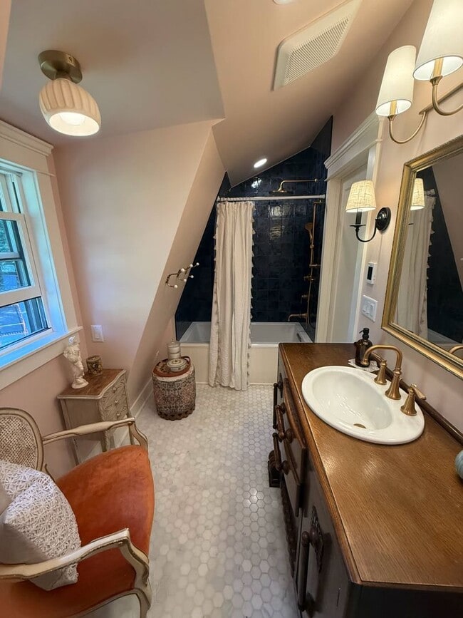 Building Photo - Beautiful home downtown Coeur D Alene