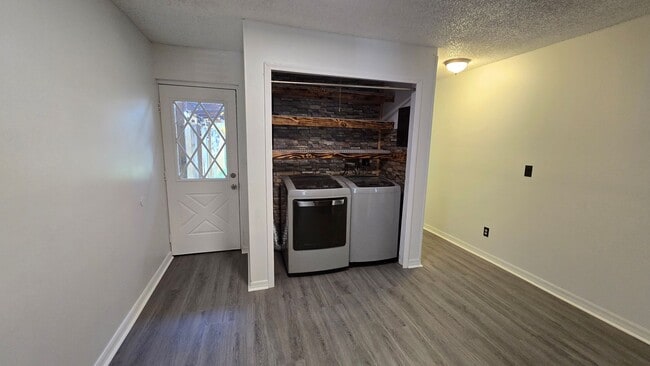 Building Photo - 2 Bed, 1.5 Bath private backyard