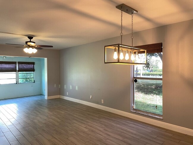 Building Photo - Beautifully renovated! 2 Bed, 2 Bath corne...