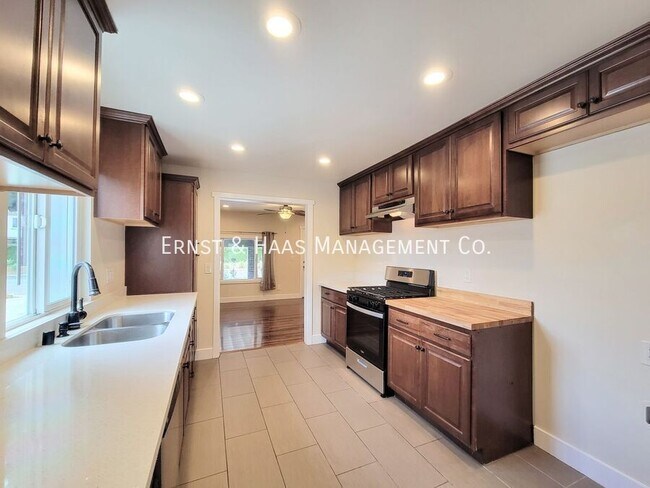 Building Photo - 8429 Somerset Blvd