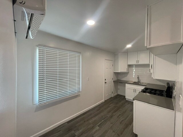 Building Photo - 1669 N Hollywood Way