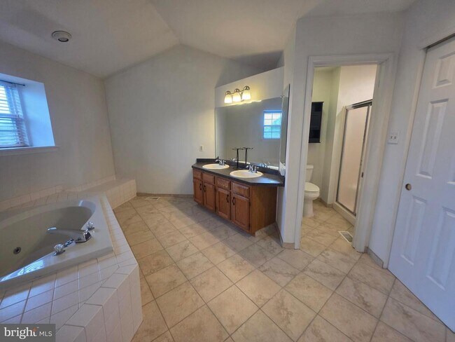 Building Photo - 138 Persimmon St