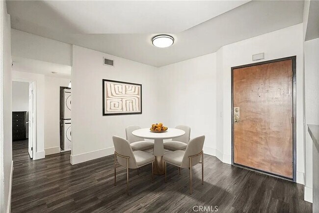 Building Photo - Beautiful Luxury 2 Bedroom Condo w/ Laundry Hookups, Private Patio, Secured Parking, Hardwood Flo...