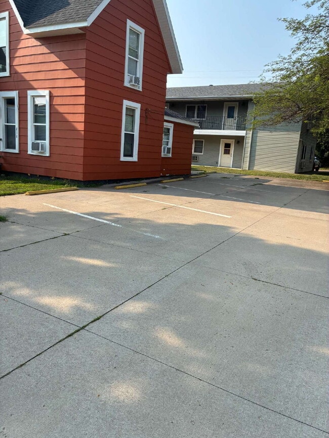 Building Photo - 3 Bed 1 Bath close to UWEC! Available June 1st