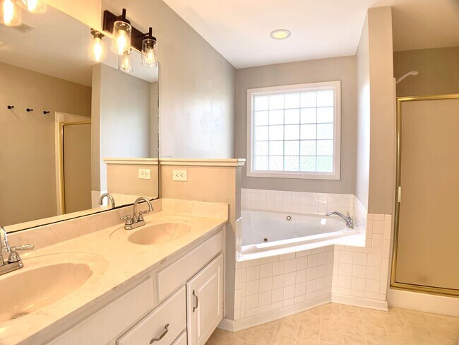 Building Photo - 2553 Emerald Ct