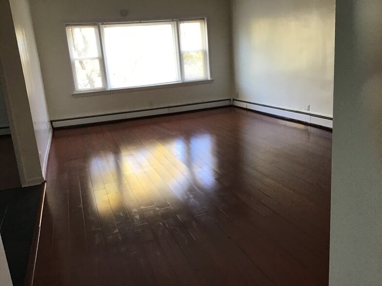 living/dining room - 712 S Carpenter St