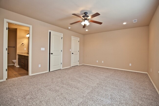 Building Photo - ***901 Oakwood Lane***