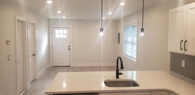 Building Photo - 453 Vineyard Ave