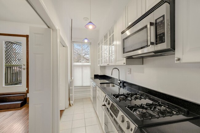 Building Photo - 310 9th St NE