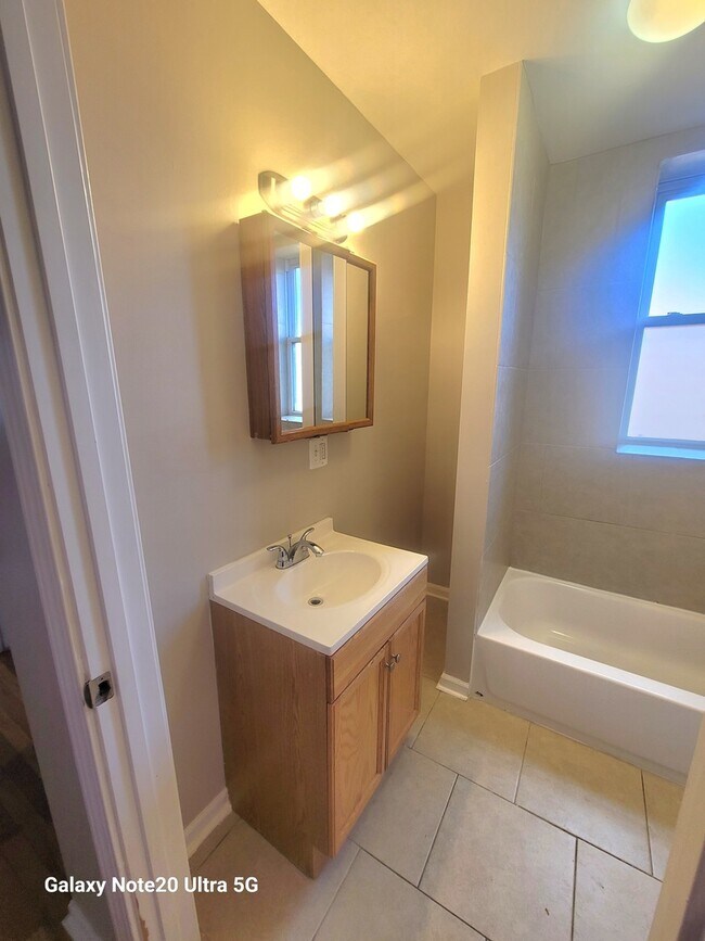 Building Photo - 1423 S Drake Ave