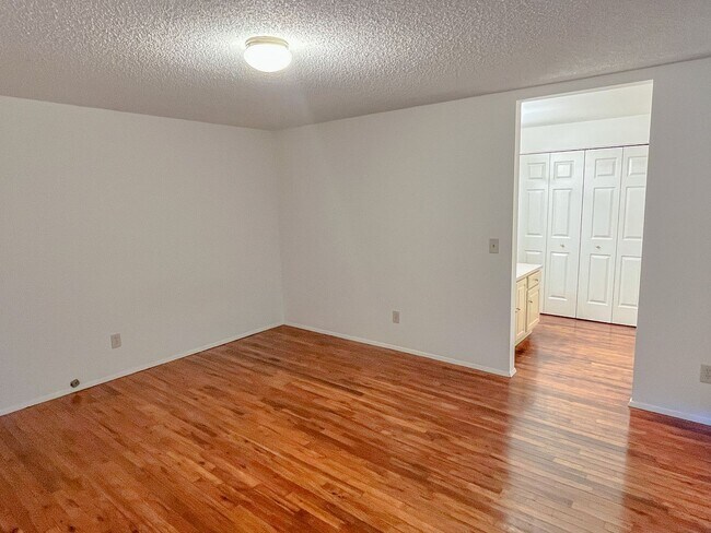 Building Photo - Charming 3bd/2bth Rambler in Tam o'Shanter in Redmond $3,795/mo