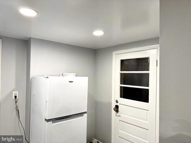 Building Photo - 6525 Kenova St