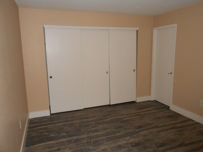 Building Photo - 2nd Floor 2 Bedroom Condo in Gated Community