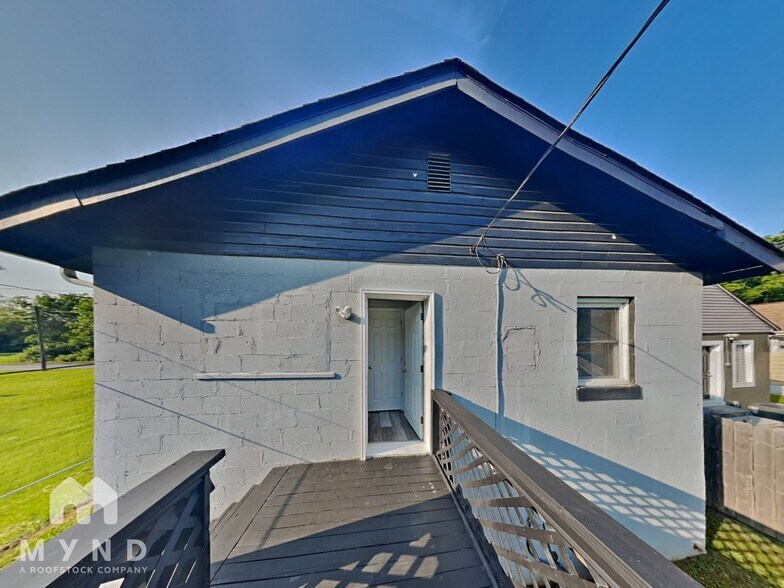 Building Photo - 524 Elwood Ave