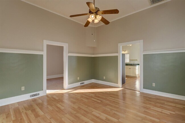 Building Photo - 313 N Mt Vernon Ave
