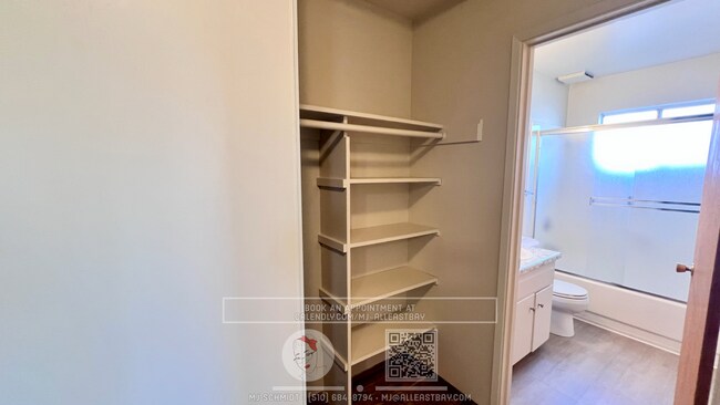 Building Photo - Spacious top floor 2 bedroom, walking dist...