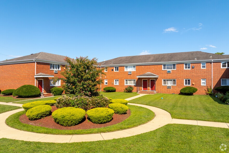 Primary Photo - Crossroads Manor Apartments