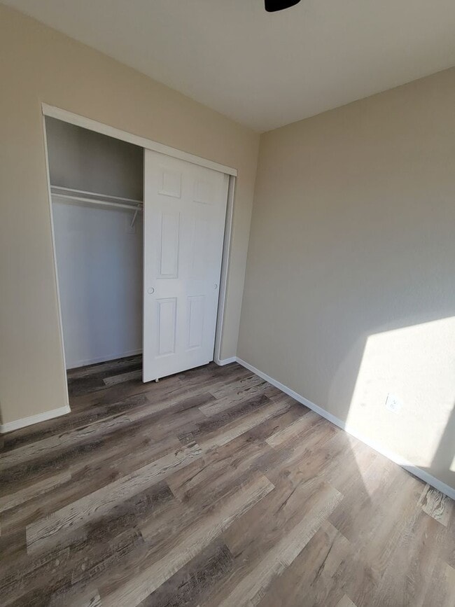 Building Photo - 3 Bedroom | 2.5 Bathroom | End Unit   Garage | Fenced Backyard  FREE Rent OAC (On Approved Credit)