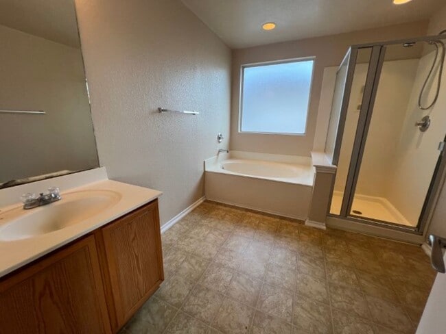 Building Photo - Nice 3 Bedroom Home