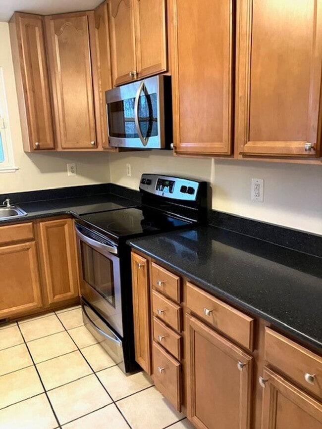 Building Photo - SPACIOUS HOME ON LARGE LOT - 4 BEDS 2.5 BATHS