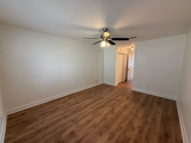 Building Photo - Charming & Updated 2-Bedroom Townhouse in ...