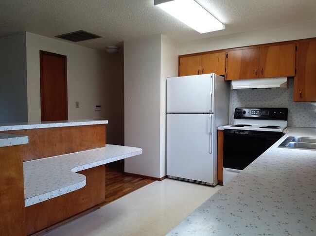 Building Photo - Classic Mid-Century Modern Rambler In Port...