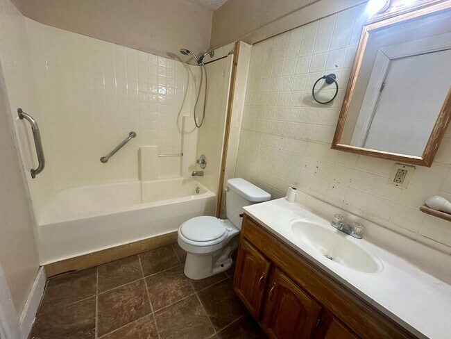 Building Photo - 3 Bedroom and 1 Bathroom Home in Shawnee
