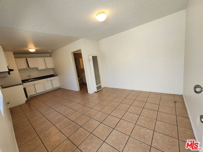 Building Photo - 807 E Vernon Ave